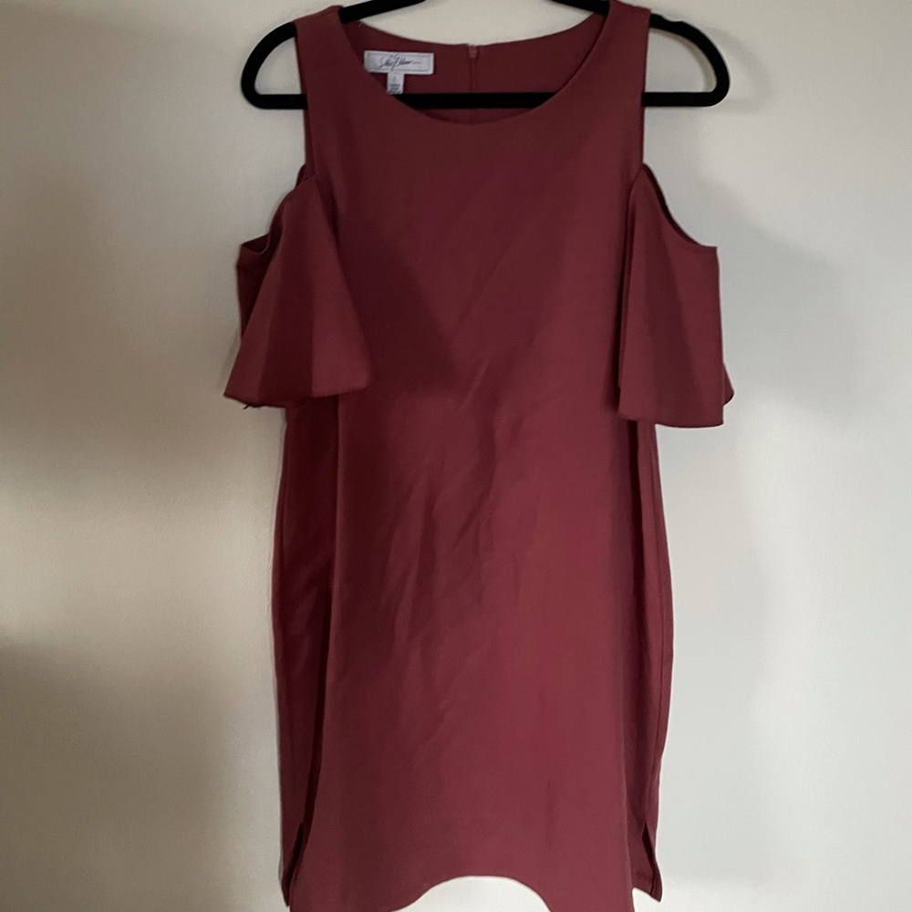 MIDI Dress with sleeve cutout + flare detail
